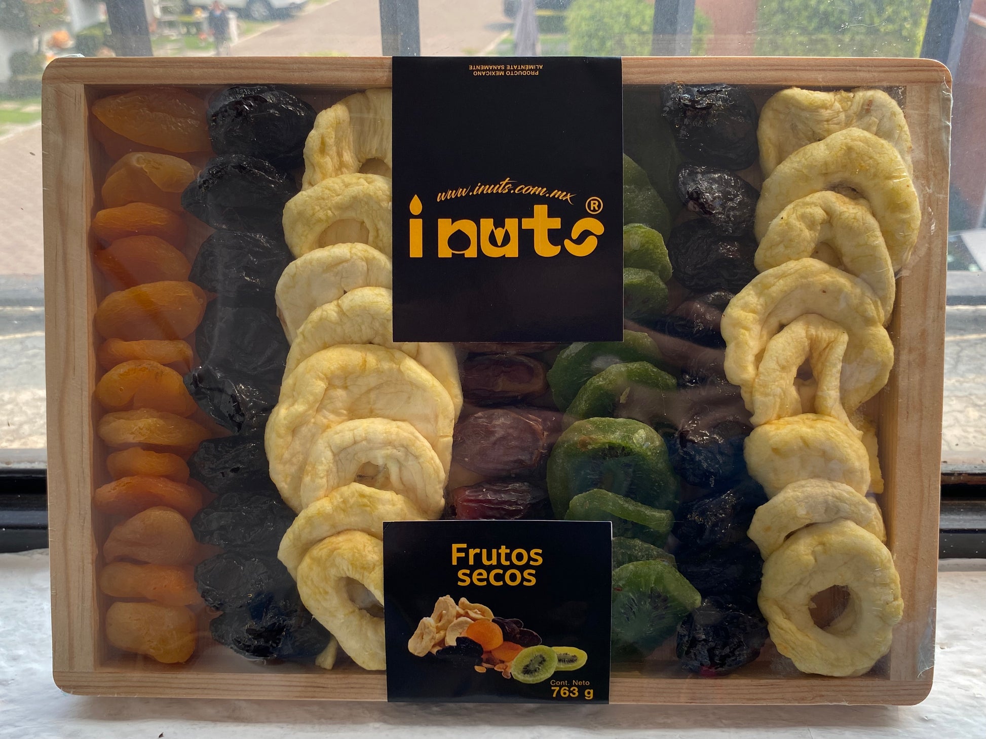 Charola de madera iNuts con Frutos Secos. Chabacano, Dátiles, Manzana, Kiwi y Ciruela Pasa 763 g